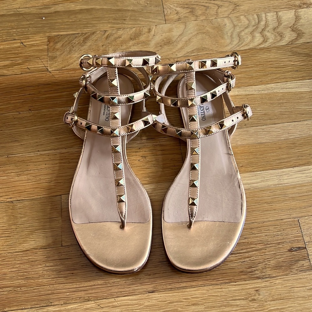 Valentino rock stud thong sandal. Rose gold leather with gold rock studs.